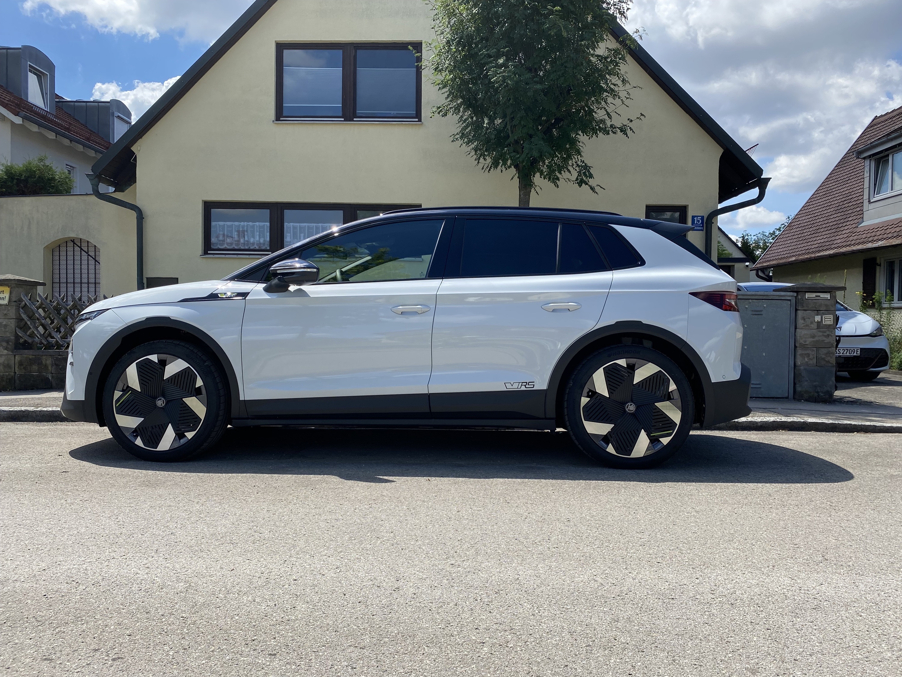 Elroq RS Moon weiß mit schwarzem Dach