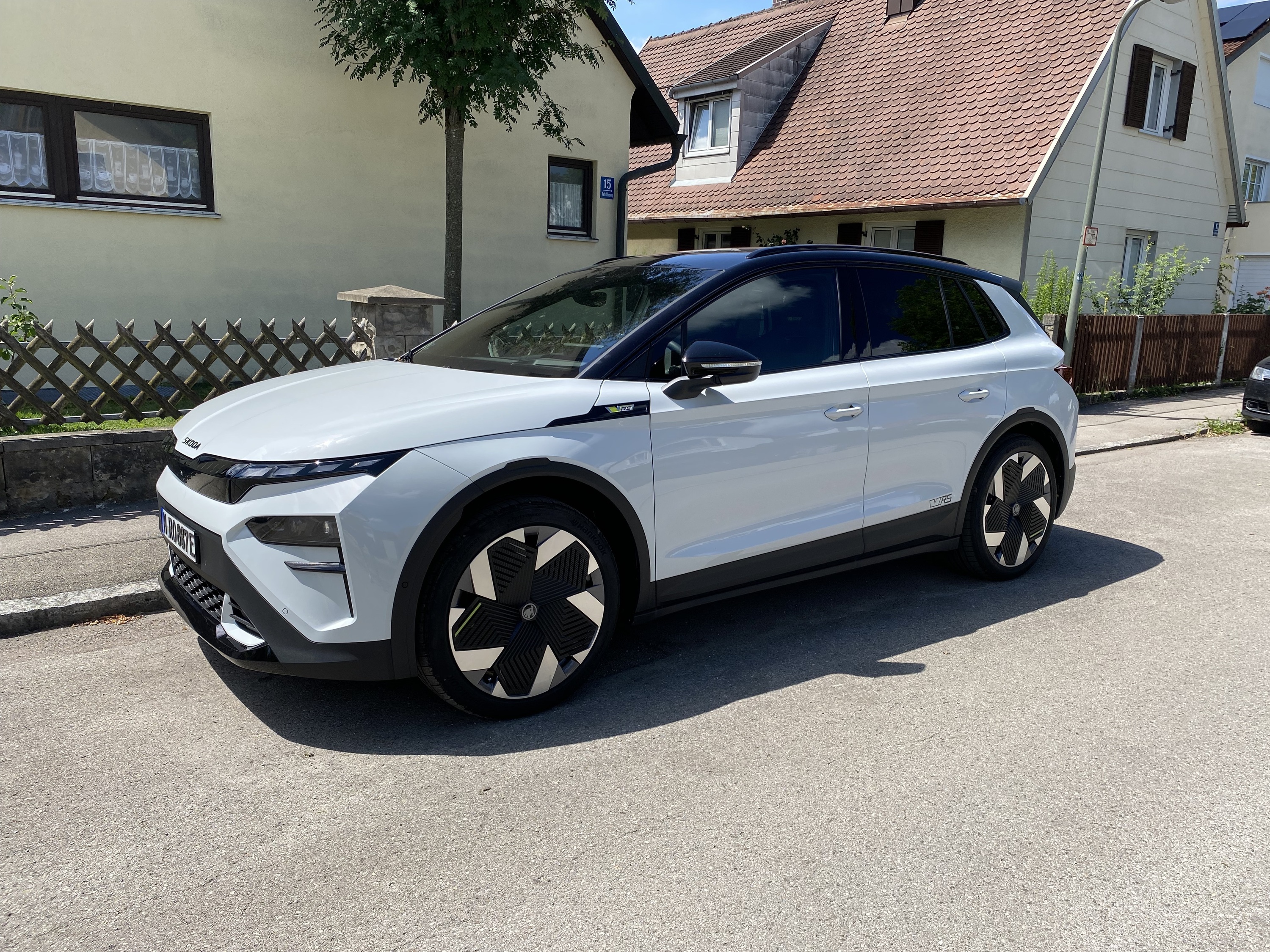 Elroq RS Moon weiß mit schwarzem Dach