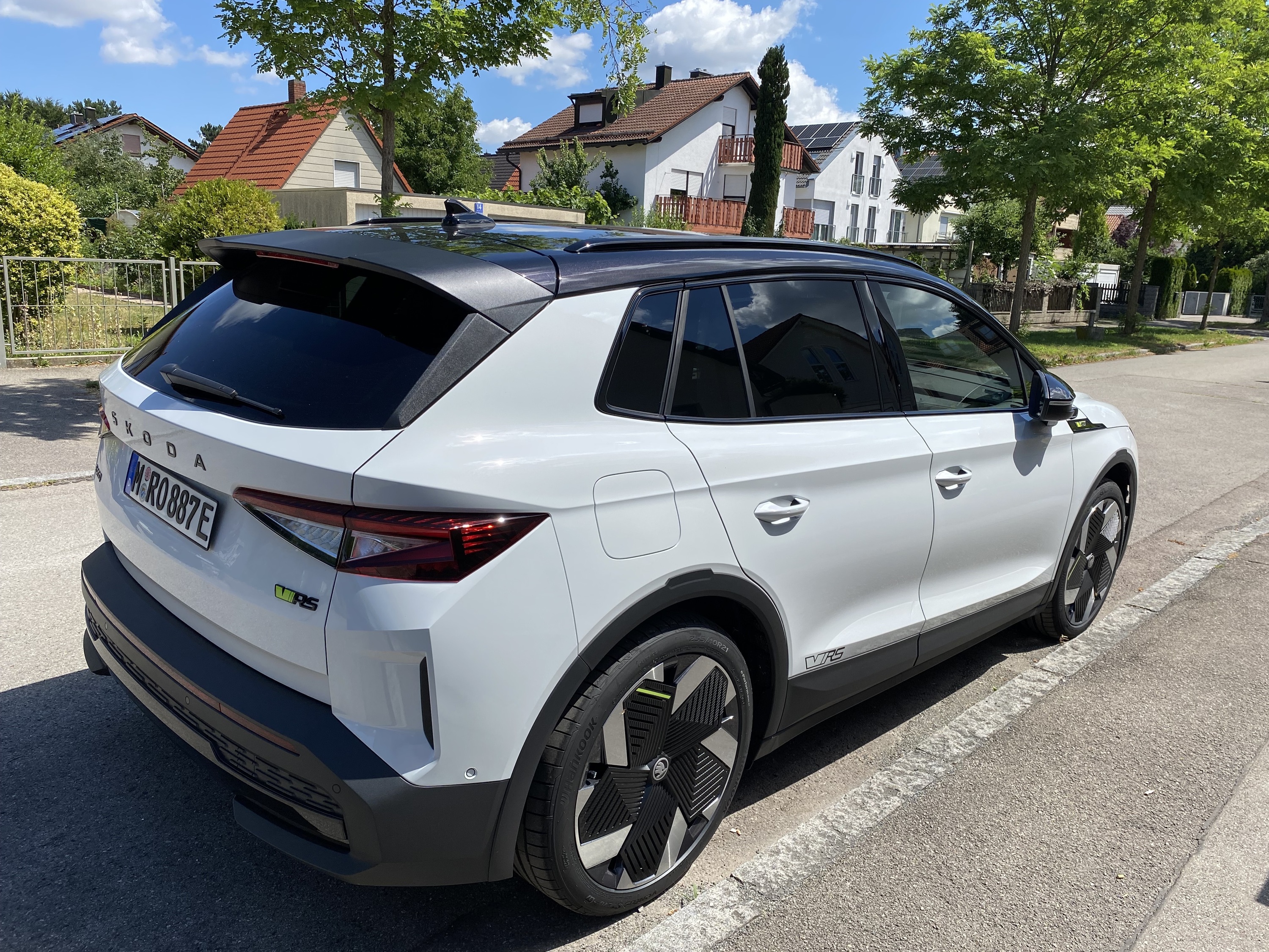 Elroq RS Moon weiß mit schwarzem Dach