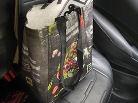 Im Taxi auf dem Weg zum Händler. Alle Unterlagen in der Einkaufstasche, die wurde auf dem Heimweg gleich genutzt.